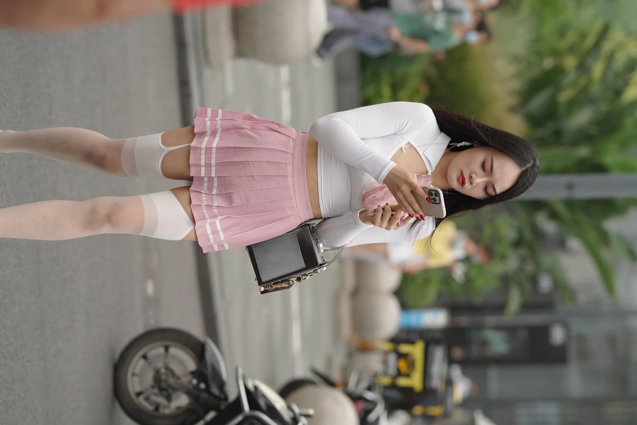 魔镜街拍 NO.161 街拍白丝吊带袜美女 [109P]插图8